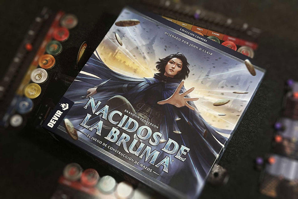 Caja de Nacidos de la Bruma, el juego de construcción de mazos basado en la obra de Brandon Sanderson, sobre el tablero de juego.