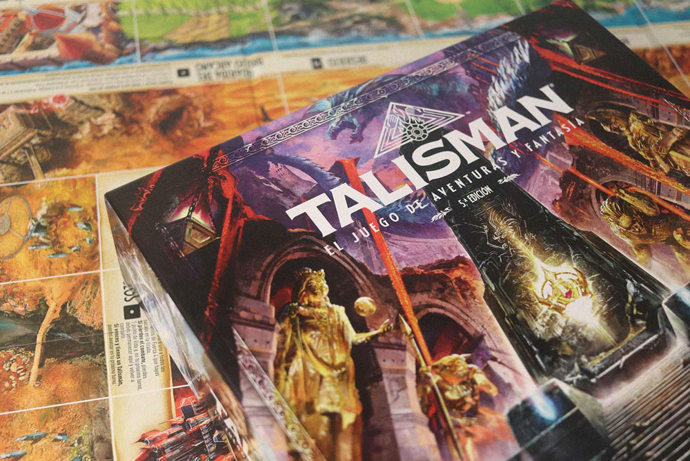 Caja de Talismán 5.ª edición sobre el tablero de juego durante una comparativa con la 4.ª edición.