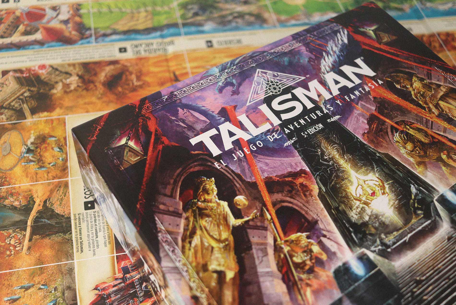 Caja de Talismán 5.ª edición sobre el tablero de juego durante una comparativa con la 4.ª edición.