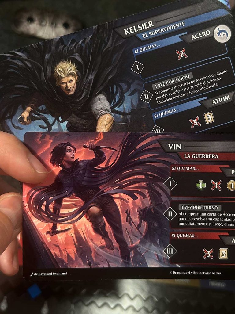 Cartas de Vin y Kelsier pertenecientes al juego de mesa Nacidos de la Bruma, con sus habilidades y poderes alománticos.
