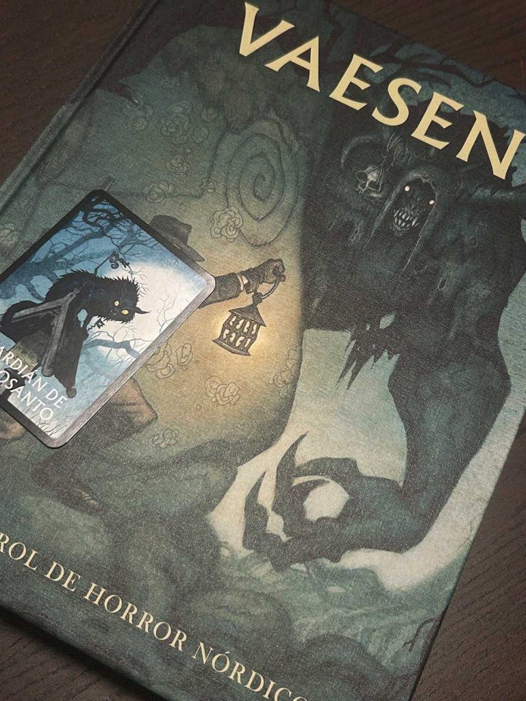 Libro de Vaesen abierto mostrando ilustraciones de criaturas del folclore nórdico