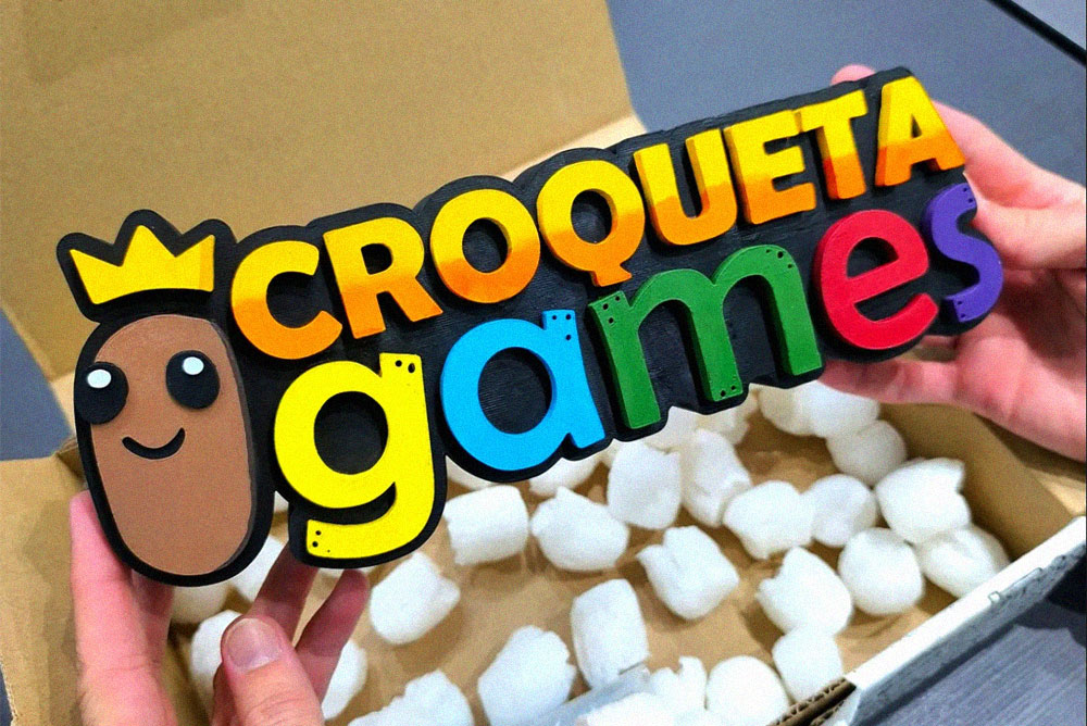 Logo de CroquetaGames impreso en 3D y pintado a mano