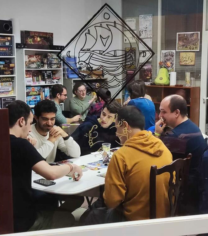 Personas jugando a juegos de mesa en la sede de la Asociación Valinor
