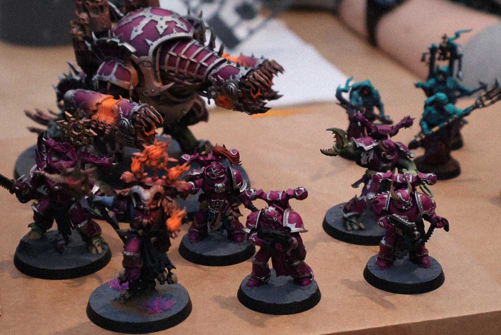Miniaturas de fantasía y ciencia ficción pintadas a mano durante Freak Festival.