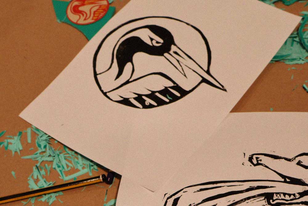 Estampaciones en blanco y negro de diseños de aves realizadas durante el taller de linograbado de Freak Festival.