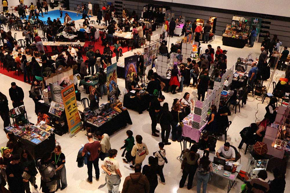 Vista general de Freak Festival con stands, mesas de juegos de mesa y asistentes recorriendo el evento.
