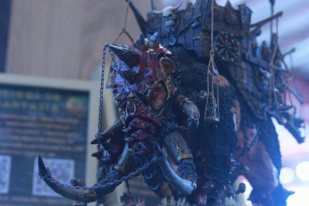 Miniatura de un vehículo de guerra fantástico con armaduras, cadenas y cuernos expuesta en Freak Wars 2026.