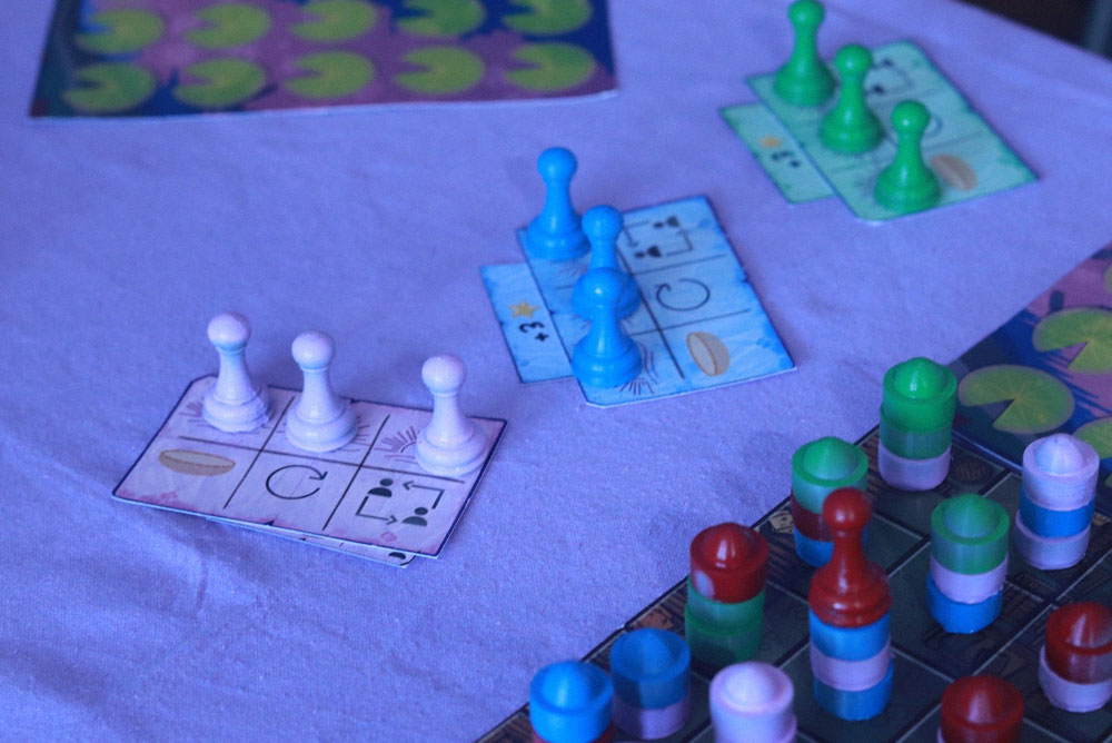 Componentes y peones de colores de varios juegos de mesa durante las Freak Wars 2026.