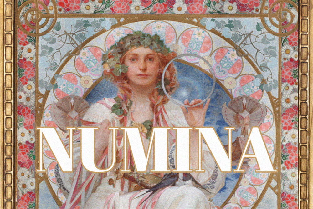 Portada de Numina: El Ocaso de los Dioses Domésticos, con una figura femenina rodeada de motivos florales y ornamentación clásica.