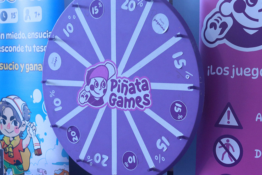 Ruleta morada con el logotipo de Piñata Games y diferentes porcentajes durante las Freak Wars 2026.