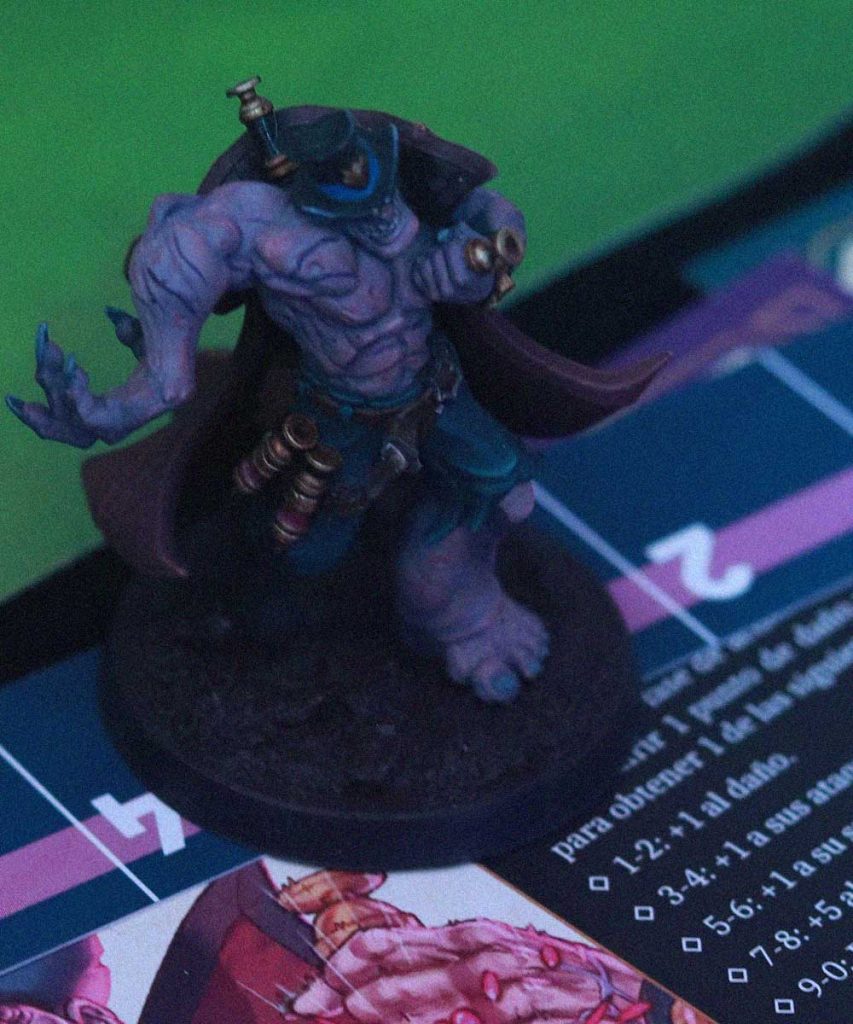 Miniatura de un personaje de The Age of Rift sobre su ficha de juego