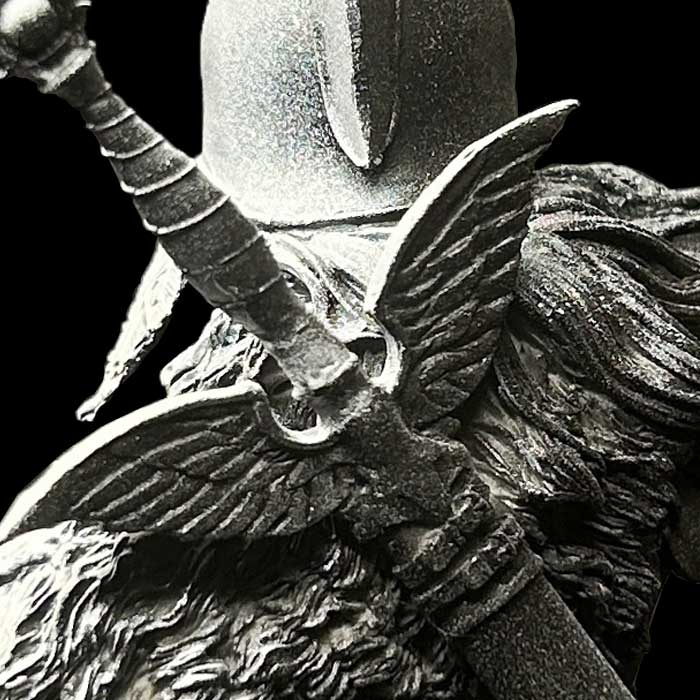 Vista trasera del torso de la miniatura Aeringunr, con espada a la espalda, casco y capa detallada, imprimada en gris.