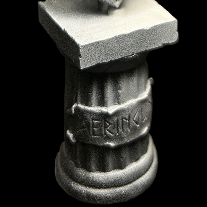 Detalle de la peana de la miniatura Aeringunr, con base de piedra y nombre grabado a mano, imprimada en gris.