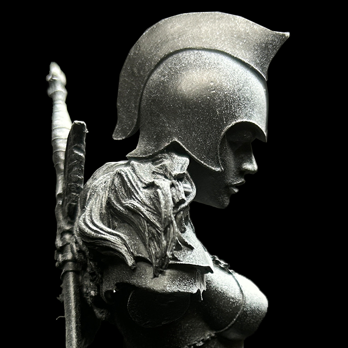 Perfil lateral de la miniatura Aeringunr con casco, espada a la espalda y capa de piel, imprimada en gris sobre fondo negro.
