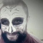 Retrato de Fernando con maquillaje facial estilo calavera y expresión sonriente.