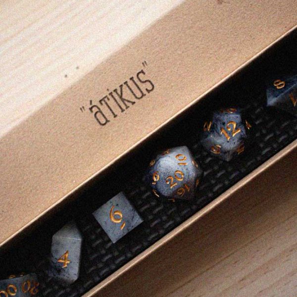 Set de dados “Atikus” de Gnomish Crafts en caja con numeración dorada