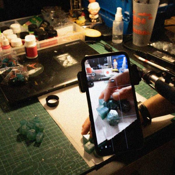 Grabación con el móvil del proceso de creación de un set de dados artesanales