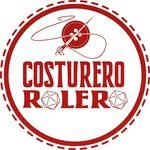logo de Costurero Rolero con aguja, hilo y dados de rol