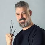 Sergio Granizo (BeerGamer) Sergio Granizo BeerGamer pintor de miniaturas con pinceles en la mano